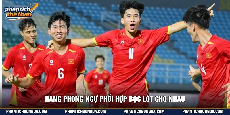 Hàng phòng ngự phối hợp bọc lót cho nhau