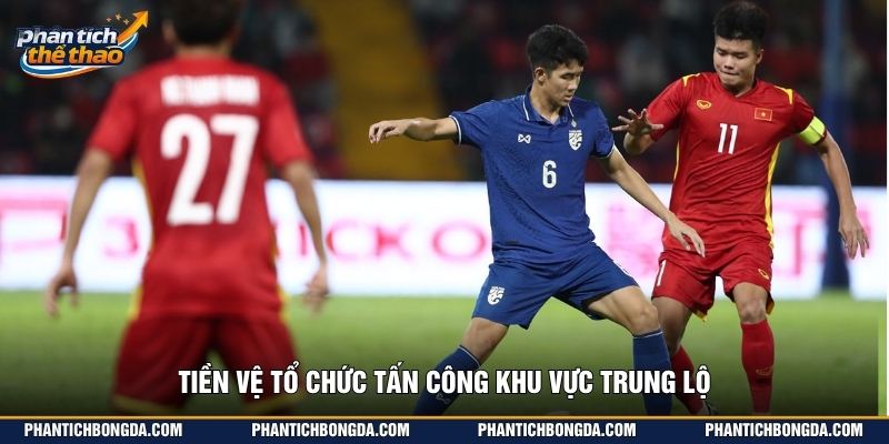 Tiền vệ tổ chức tấn công khu vực trung lộ